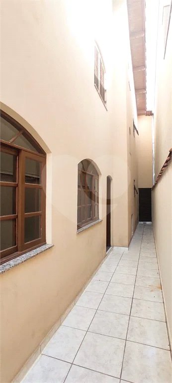 Casa com 180m², 3 dormitórios, 1 vaga, à venda na Vila Scarpelli em Santo André.