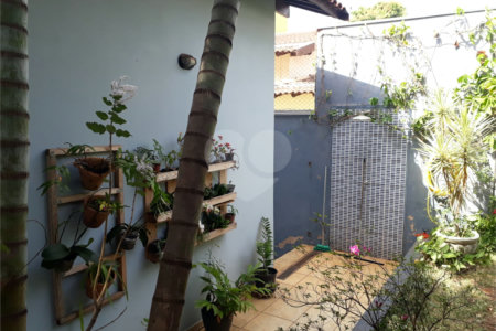 Sobrado com quintal amplo e arborizado a venda