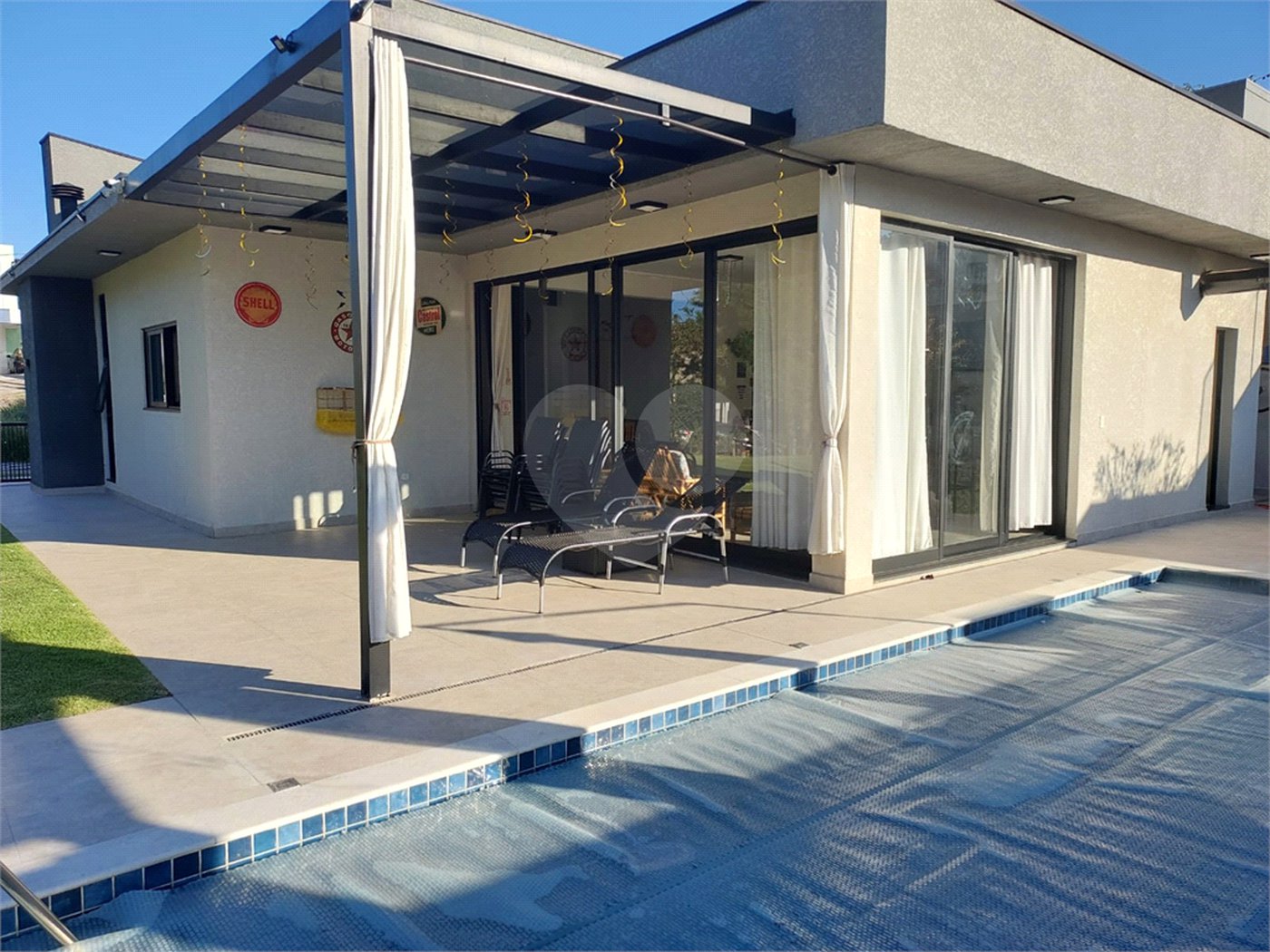Casa à venda com 4 quartos, sendo 2 suítes,  no condomínio Figueira Garden, Atibaia - SP