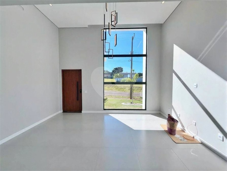 Casa à venda com 3 suítes no condomínio Ninho Verde II, Pardinho - SP