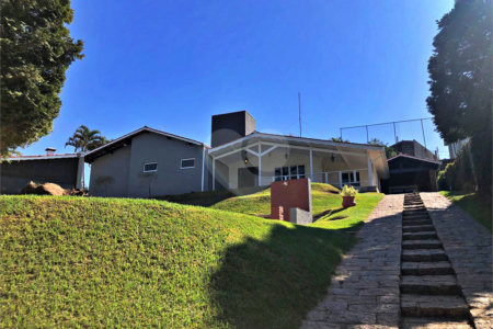 Casa à venda com 4 quartos, sendo 2 suítes, no condomínio Estância Marambaia, Vinhedo - SP