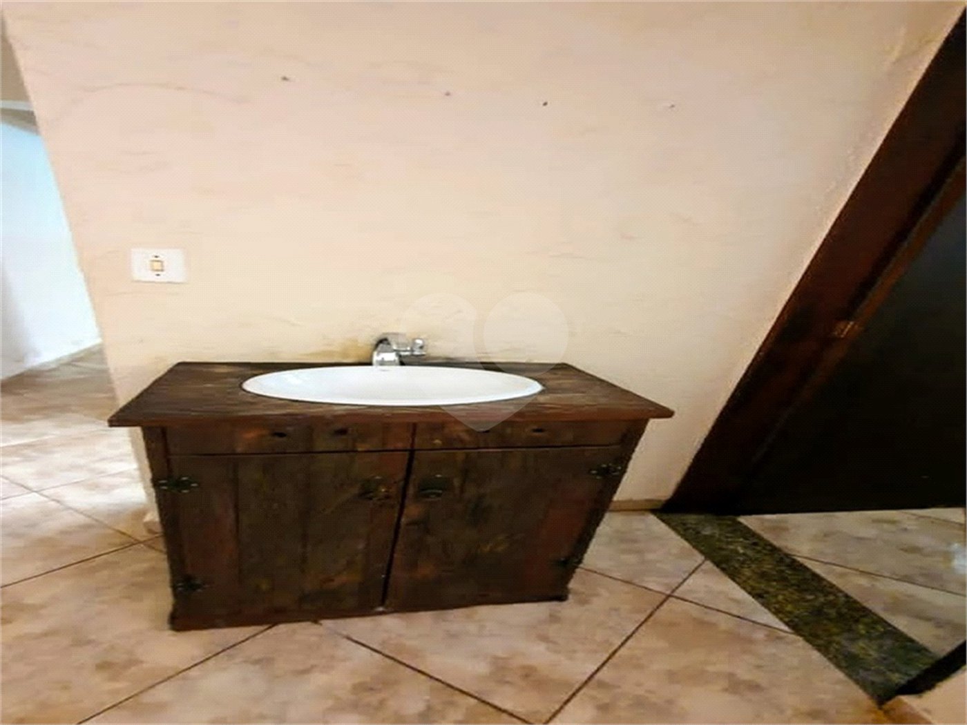 Casa à venda com 6 quartos, sendo 3 suítes, no condomínio Residencial Jardins de Mairiporã I, Mairiporã - SP
