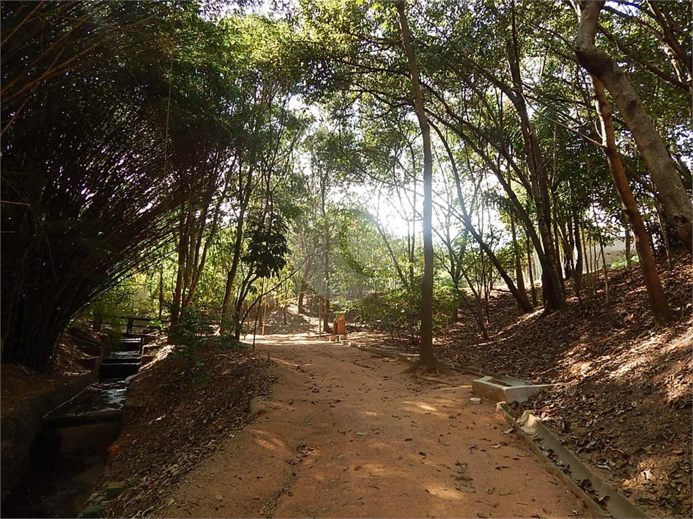 Casa à venda com 3 suítes no condomínio Recanto dos Paturis, Vinhedo - SP