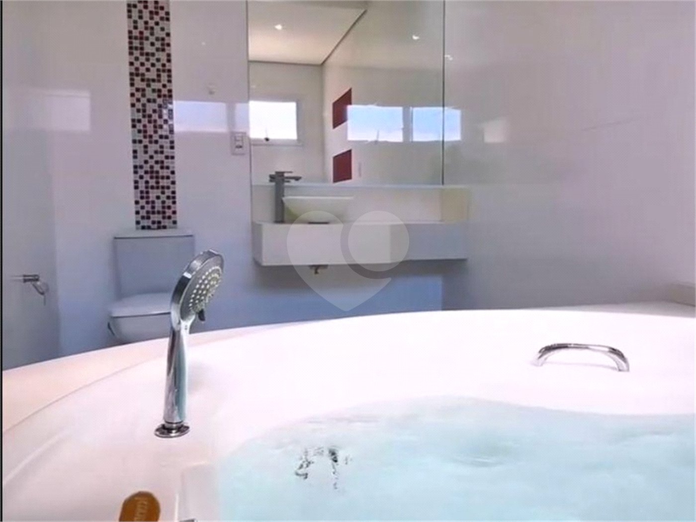 Casa à venda com 4 quartos, sendo 3 suítes, no condomínio Lago da Serra, Araçoiaba da Serra - SP