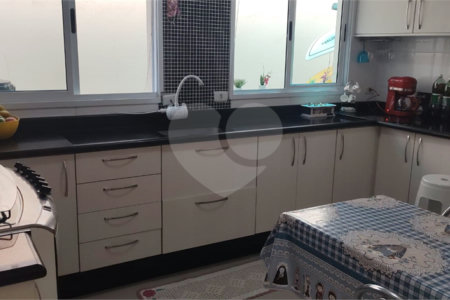Casa à venda com 3 quartos, sendo 2 suítes,  no condomínio Parque das Figueiras, Mogi das Cruzes - SP