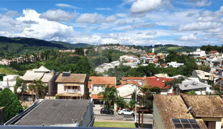 Casa à venda com 3 quartos, sendo 1 suíte,  em Vila Santa Rosália, São Roque, SP