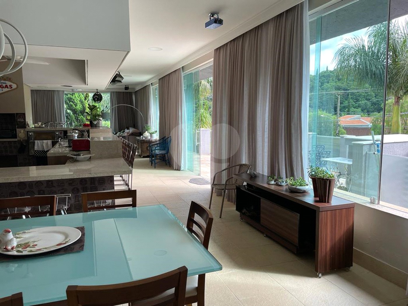 Casa à venda com 4 quartos, sendo 3 suítes, no condomínio Vila Hípica I, Vinhedo - SP