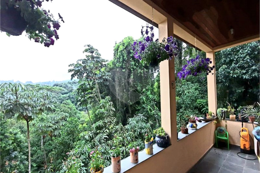 Casa à venda com 5 quartos, sendo 2 suítes, no condomínio Alpes da Cantareira, Mairiporã - SP