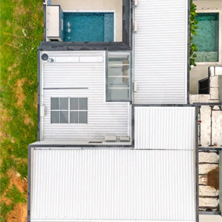 Casa Térrea – Condomínio Maria Cândida - 300 m² de terreno - 212 m² de área construída - 4 vagas de garagem, sendo 2 cobertas - Sala de jantar e estar integradas, com pé-direito duplo e cortina - 3 suítes com ar-condicionado, sendo 1 master com closet – planejado – Roupeiro – Escritório - Cozinha