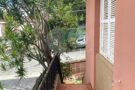 Sobrado á venda em Moema de 280m² com 3 vagas 3 dormitórios e 5 banheiros