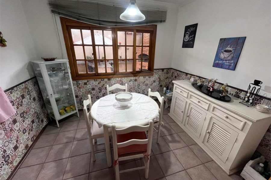 Casa à venda com 4 quartos, sendo 2 suítes, no condomínio Jornalista Américo Ariza, São Paulo - SP