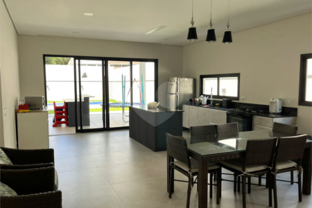 Casa à venda com 4 suítes no condomínio Figueira Garden, Atibaia - SP