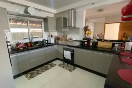 Sobrado à venda com 4 quartos, sendo 1 suíte, em Jardim Colorado, São José dos Campos, SP