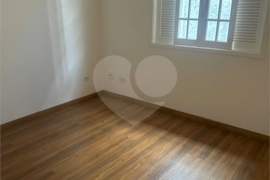 Casa à venda com 4 quartos, sendo 1 suíte,  no condomínio Jardim das Acácias, Cotia - SP