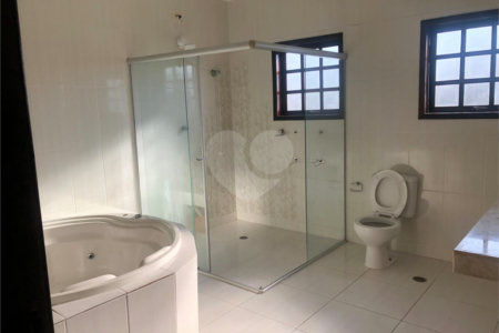 Sobrado à venda com 4 quartos, sendo 2 suítes,  em Vila Oliveira, Mogi das Cruzes, SP
