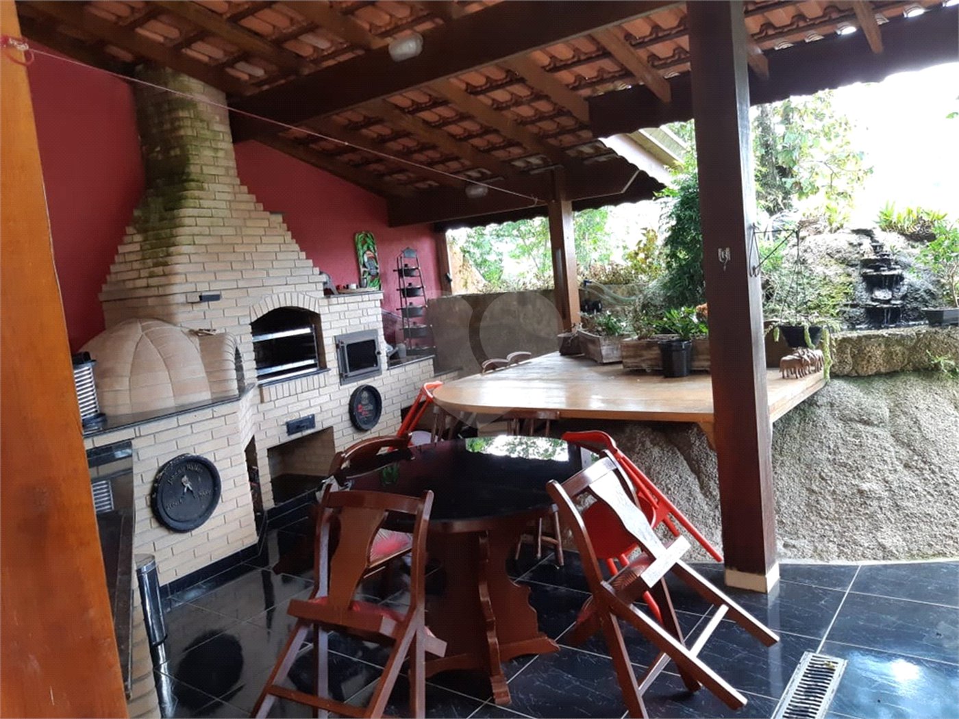 Casa à venda com 4 quartos, sendo 1 suíte, no condomínio Clube da Montanha, Atibaia - SP