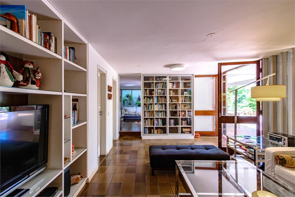 Casa à venda com 4 quartos, sendo 1 suíte,  em Jardim Leonor, São Paulo, SP