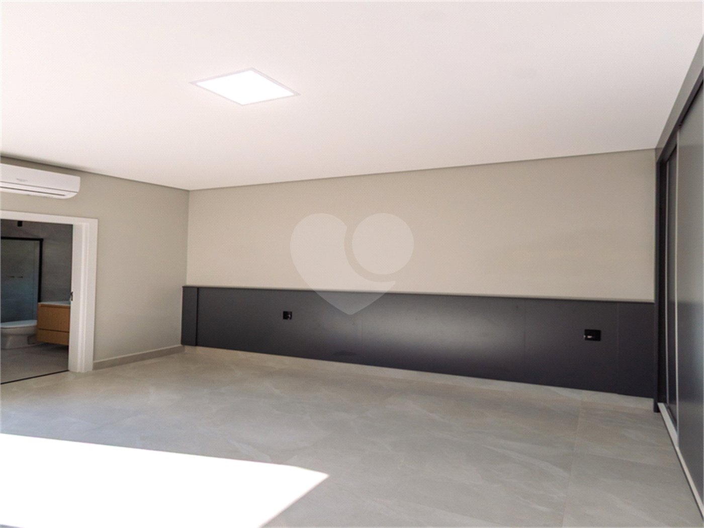 Indaiatuba- Jardim Bom Sucesso - Venda: R$ 765.000,00 - Área total: 150m² Área construída: 115m² - 3 dormitórios sendo 1 suíte com armário planejado; Cozinha integrada; Sala para dois ambientes; Banheiros com box gabinetes e espelhos; Área gourmet com churrasqueira a carvão e móveis planejados;