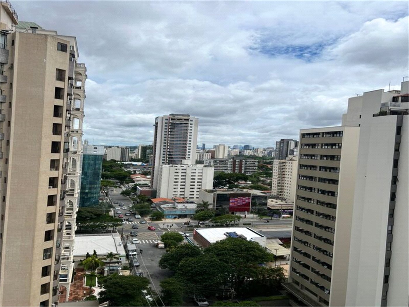 Apartamento à venda com 3 suítes em Campo Belo, São Paulo, SP