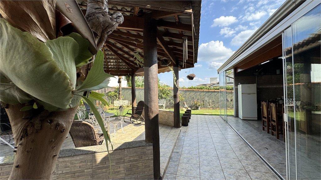 Casa à venda com 4 quartos, sendo 3 suítes, no condomínio Terras de Mont Serrat, Salto - SP