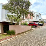 Casa à venda com 3 quartos, sendo 1 suíte, no condomínio Residencial Rio Preto Village, Atibaia - SP
