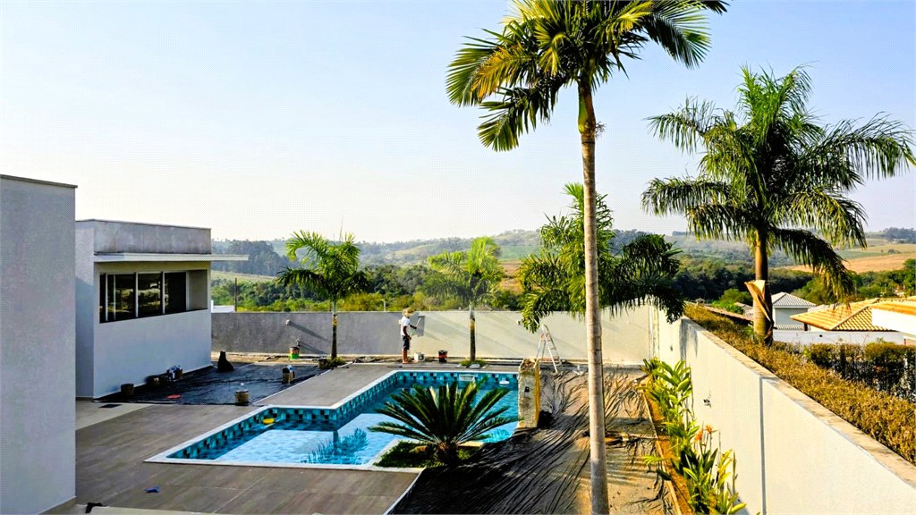 Casa à venda com 3 quartos, sendo 2 suítes, no condomínio Village da Serra, Araçoiaba da Serra - SP