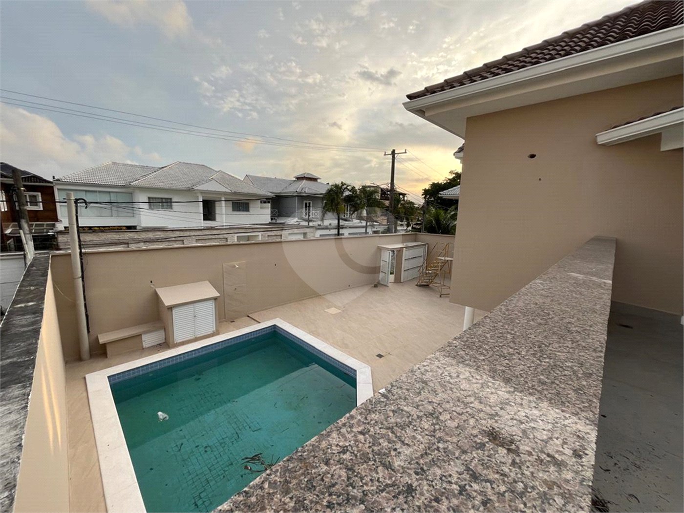 Casa à venda com 4 quartos, sendo 2 suítes, no condomínio Pedra Mar, Rio de Janeiro - RJ