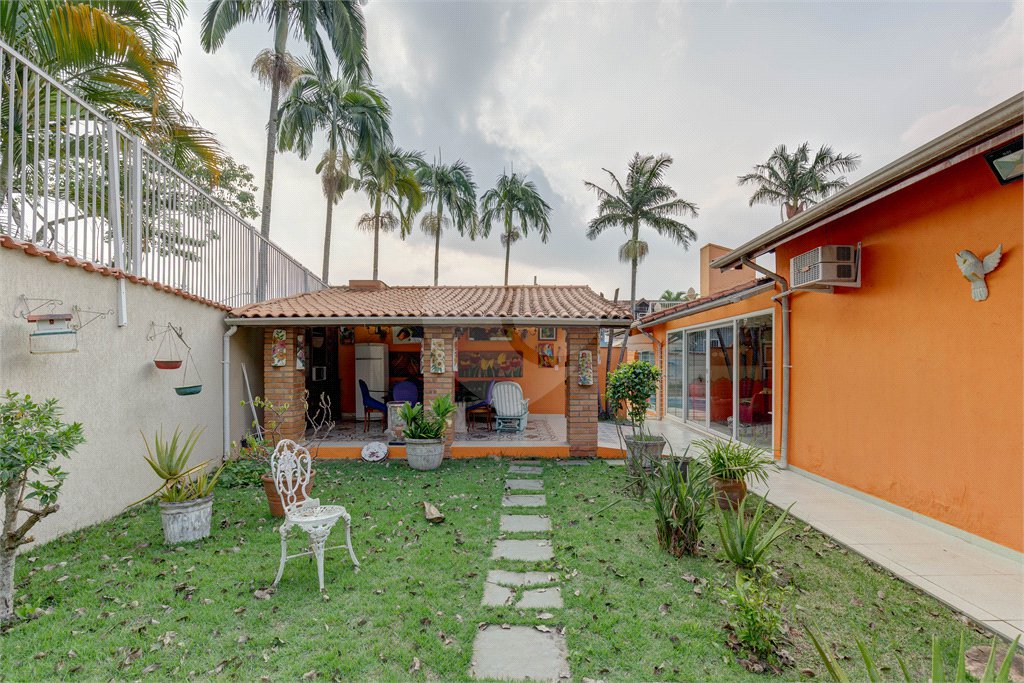 Casa Térrea à venda com 4 quartos, sendo 3 suítes, em Interlagos, São Paulo, SP
