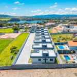 Casa térrea à venda com 3 quartos, sendo 1 suíte, no condomínio Flores da Usina, Atibaia - SP