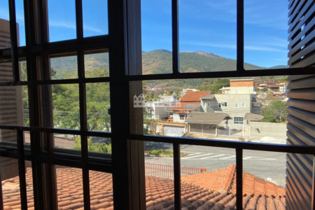 Casa à venda com 3 quartos, sendo 1 suíte, com vista deslumbrante em Recreio Maristela, Atibaia