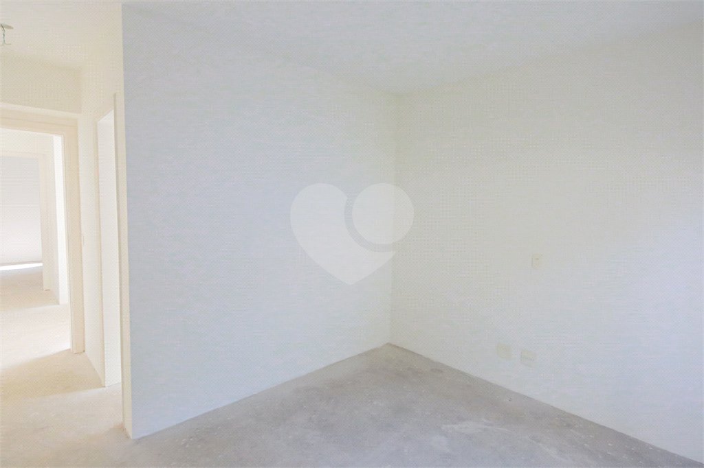 Casa à venda com 4 quartos, sendo 2 suítes, no condomínio Bristol Village, São Paulo - SP