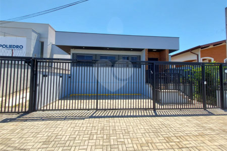 Casa residencial ou comercial à venda em Valinhos-SP.