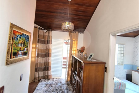 Casa à Venda no Santa Marta com 3 Suítes e Piscina
