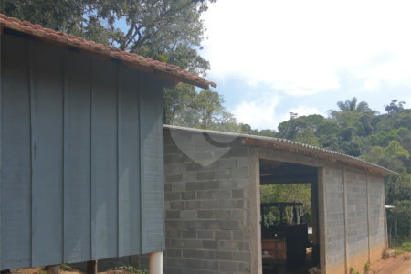 Sítio à venda com 5 quartos, sendo 1 suíte,  em Área Rural de Tapiraí, Tapiraí, SP