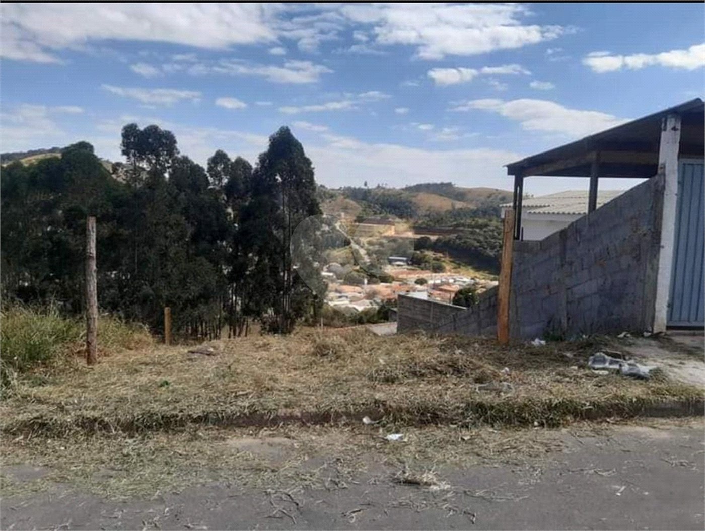 Terreno em Bom Jesus dos Perdões com 290 metros, excelente localização, pronto para construir