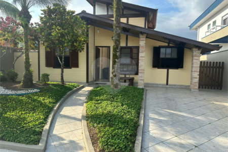 Casa à venda com 3 quartos, sendo 1 suíte,  no condomínio Morada da Praia, Bertioga - SP