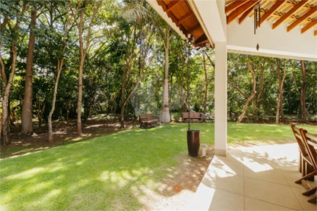 Casa à venda com 5 quartos, sendo 4 suítes, no condomínio Figueira Garden, Atibaia - SP