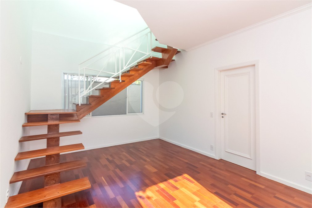 Casa à venda com 4 quartos, sendo 2 suítes, no condomínio Stephanie, São Paulo - SP