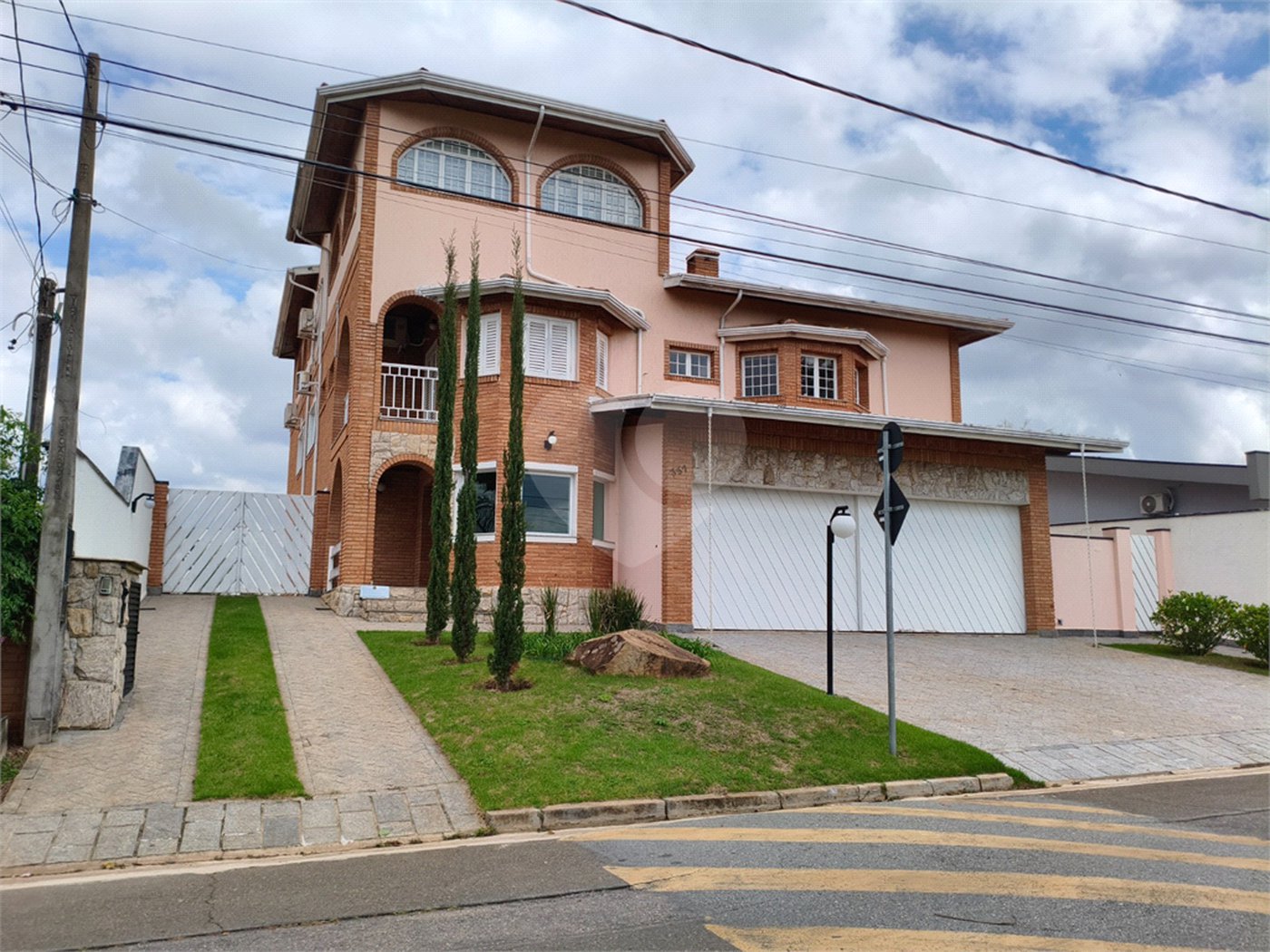 Casa à venda ou para alugar com 3 suítes no condomínio Estância Marambaia, Vinhedo - SP