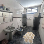 Casa espaçosa e confortável em um bairro tranquilo a venda.