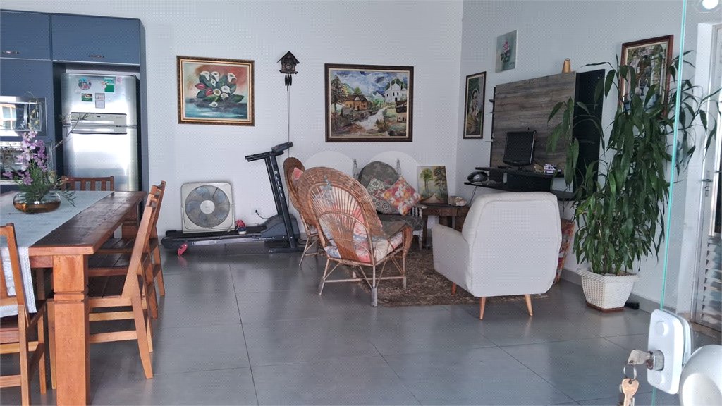 Casa à venda com 5 quartos, sendo 1 suíte, no condomínio Village da Serra, Araçoiaba da Serra - SP