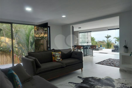 Casa à venda com 4 quartos, sendo 3 suítes, em Albatroz, Armação dos Búzios, RJ