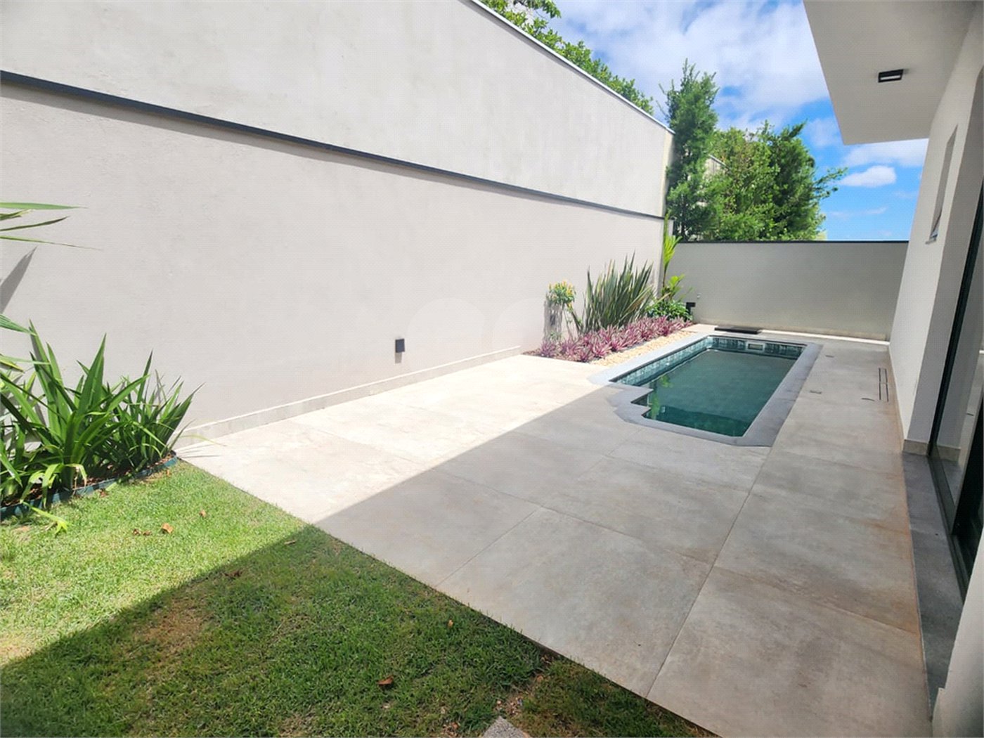 Casa à venda com 3 suítes no condomínio Terras de São Francisco, Vinhedo - SP