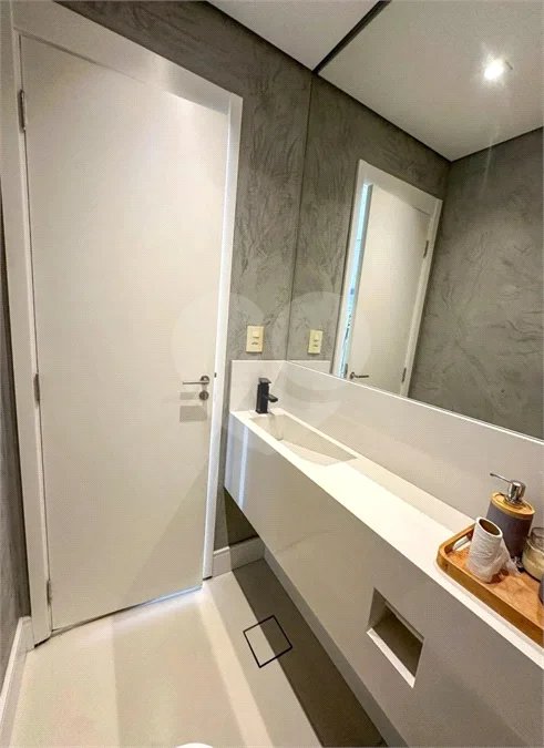Apartamento de 106 m² no Auge Home Resort, porteira fechada, com 3 dormitórios, 1 suíte, varanda gourmet, 2 vagas, depósito e lazer completo.