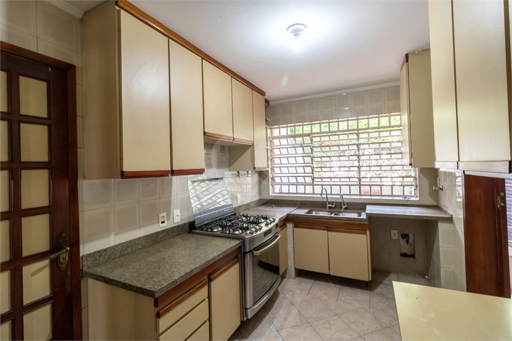 Sobrado à venda com 5 quartos, sendo 3 suítes, em Alto da Boa Vista, São Paulo, SP