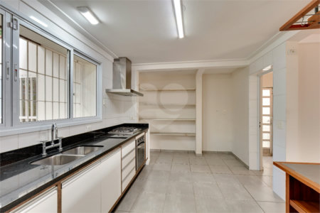 Casa de Vila à venda ou para alugar com 3 suítes em Alto da Boa Vista, São Paulo, SP