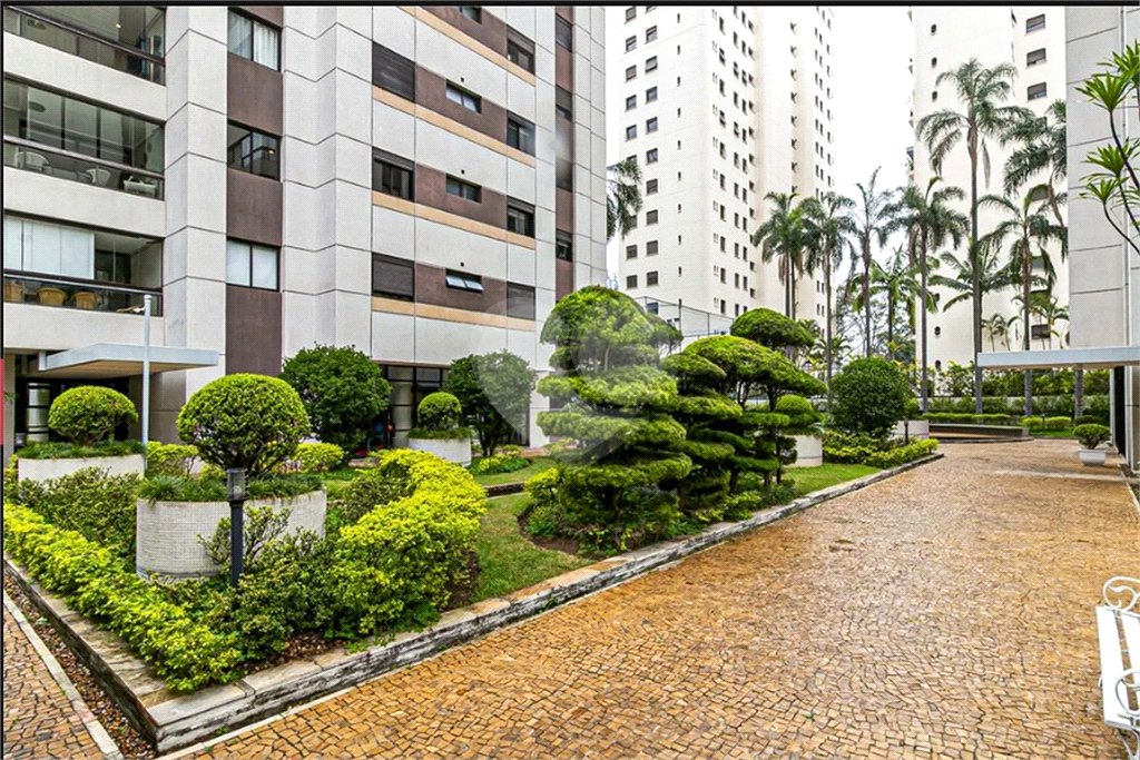 Apartamento a venda em Moema com 162m², 3 quartos ( suítes ) 3 vagas