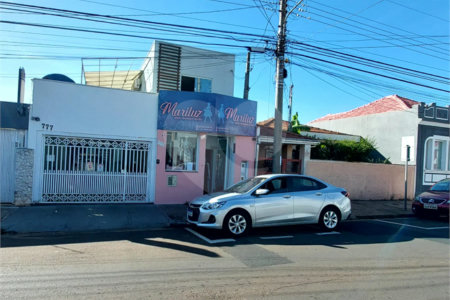 Casa residencial com ponto comercial a venda no Centro
