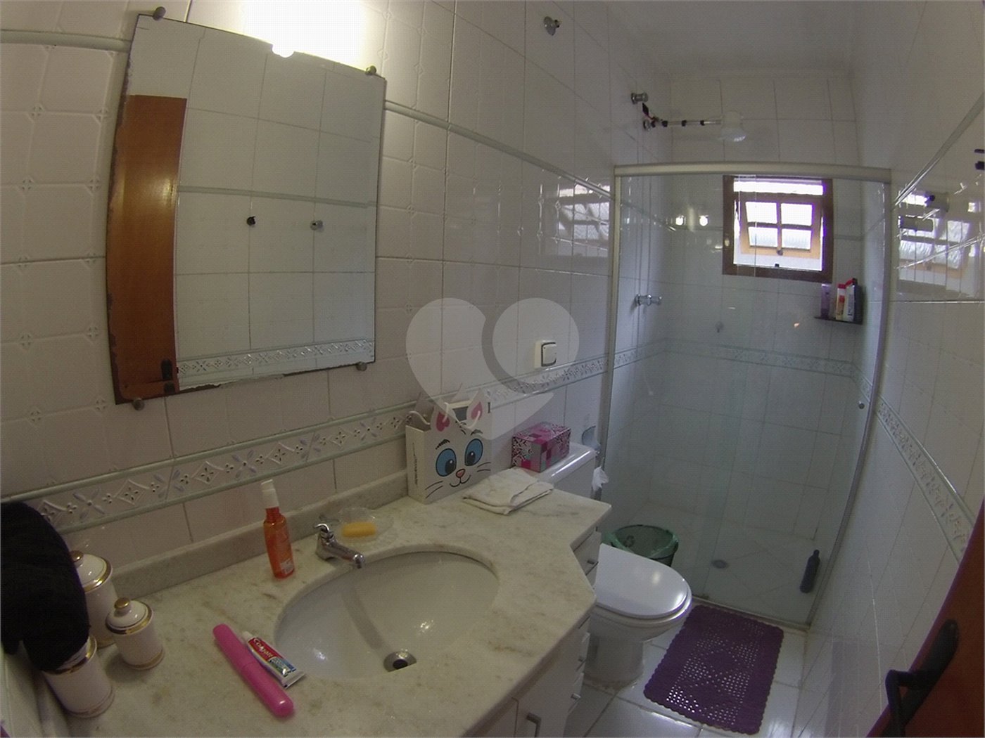 Sobrado com 4 quartos sendo 2 suítes.