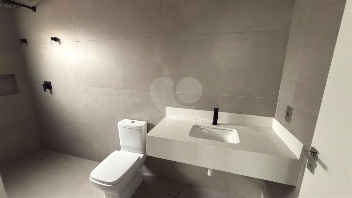 Sobrado de alto padrão no Swiss Park, totalmente reformado, com 4 suítes, piscina, elevador, espaço gourmet, 4 vagas e condomínio com lazer completo.